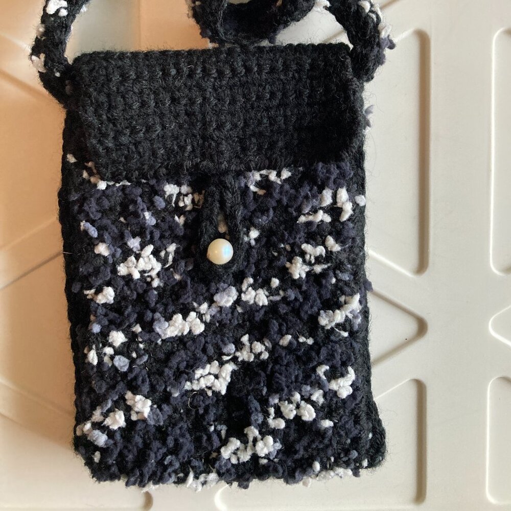 Crochet Cell Phone Bag – Black & White